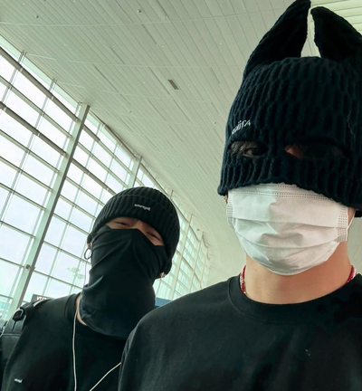 Setelah Jungkook, V BTS Juga Terlihat Memakai Topi Aneh