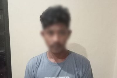 Pemuda Mabuk Diamankan Polisi Setelah Ketahuan Membawa Dua Senjata Tajam di Ruang Publik