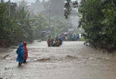 Warga Desa Hualoy Gotong Sepeda Motor Terjebak Banjir di Jalan Trans Seram