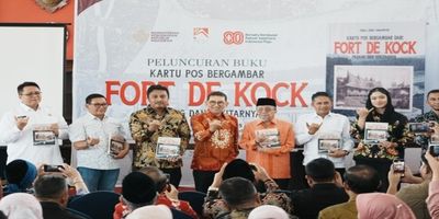 Menteri Kebudayaan, Fadli Zon Luncurkan Buku Kartu Pos Dengan Gambar Fort De Kock : Tampilkan Suasana Sumatera Barat Pada Era Awal Awal Kemerdekaan