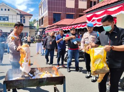 Polresta Sorong Kota Musnahkan BB Ganja dan Sabu
