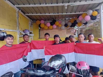 Jelang Hari Kemerdekaan RI Ke-80, Polda Maluku Bagikan Bendera Merah Putih Kepada Masyarakat