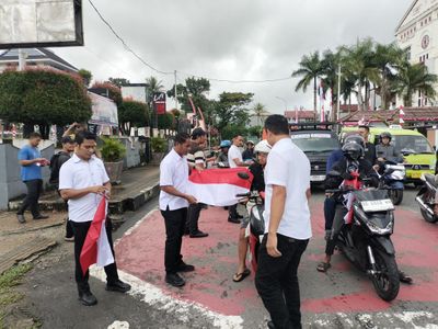 Polresta Ambon Bagi 150 Bendera Merah Putih Sambut Dirgahayu Republik Indonesia di 4 Titik Jalan