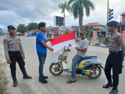 Hore ! Polisi di Buru Maluku Kasih 100 Bendera Merah Putih Gratis ke Warga