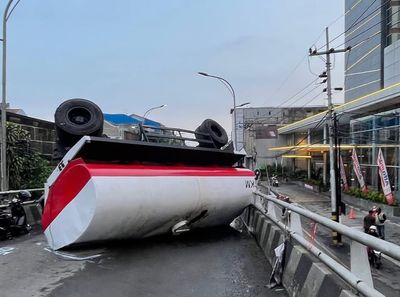 Truk Gandeng Terguling di Flyover Kota Lama Malang, Empat Pengendara Luka-luka
