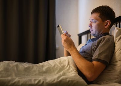 8 Kebiasaan Malam yang Menghambat Kemajuan Hidup Pria, Apa Saja?