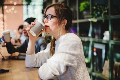 5 Tanda Tubuh Kebanyakan Minum Kopi dalam Sehari, Catat Biar Gak Fatal Efeknya!