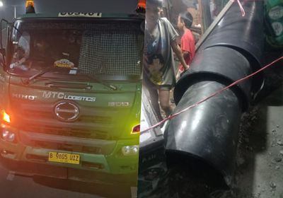 9 Lapak Pedagang di Pasar Cipluk Jakut Ringsek Dihantam Pipa Terguling yang Diangkut Truk