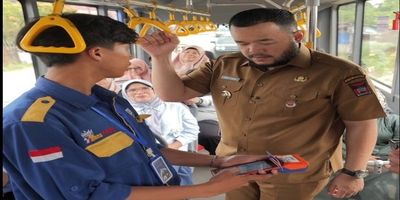 Walikota Padang Naik Trans Padang Usai berkegiatan : Berikut Berbagai Masukan Dari Penumpang