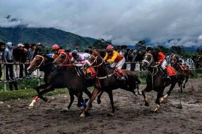 7 Tradisi Unik Meriahkan HUT RI ke-80, dari Lomba Sampan Sampai Sepak Bola Durian!