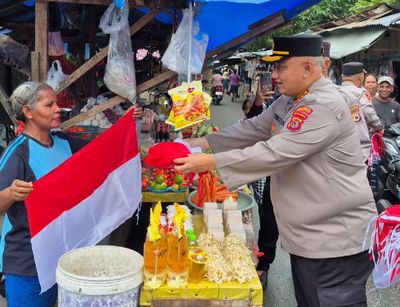 Kapolresta Pulau Ambon Bagi-bagi Bendera Merah Putih di Pasar Benteng, Masyarakat Antusias