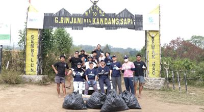 Antuasiasme Mahasiswa KKN UGM Bersama Warga Bersihkan Jalur Pendakian Rinjani