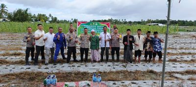 Polisi Bareng Santri di Seram Bagian Barat Tanam Jagung Dukung Swasembada Pangan