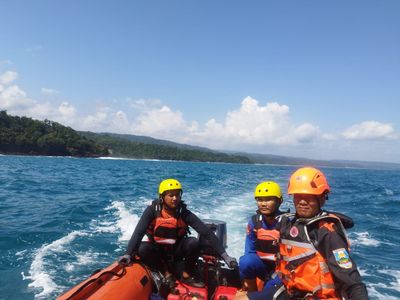 Anggota Polres Pesisir Barat Lampung Hilang Usai Terseret Ombak di Pantai Goa Matu