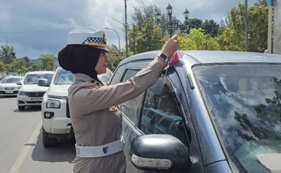 Polresta Kendari Bagikan Bendera Merah Putih Sambut HUT RI ke-80