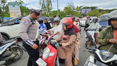 Sambut HUT RI ke-80, Satlantas Polresta Sorong Bagikan Bendera Merah