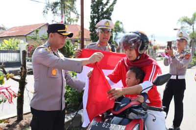 Polres Aceh Tengah Bagi-Bagi Bendera Gratis! Meriahkan HUT RI Bareng Warga