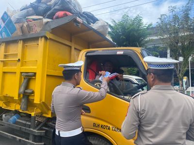 Pemasangan Bendera Merah Putih pada Kendaraan Jelang HUT RI ke-80 Oleh Sat Lantas Polres Tarakan