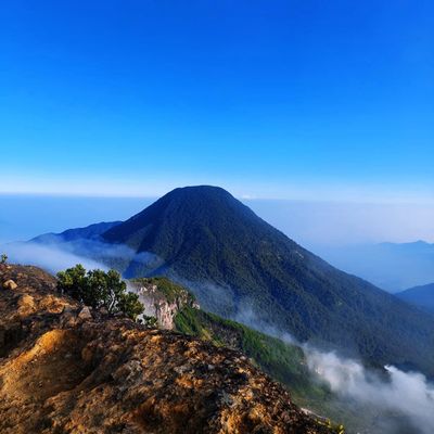 7 Gunung dengan Medan Tersulit di Indonesia yang Cocok untuk Pendaki Profesional