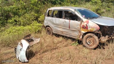 Sopir Hilang Kendali, Satu Minibus Kecelakaan Tunggal di jalan Poros Muting