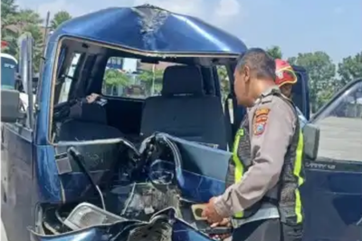 Minibus Ringsek Usai Tabrak Tiang, Sopir dan Penumpang Alami Luka Ringan