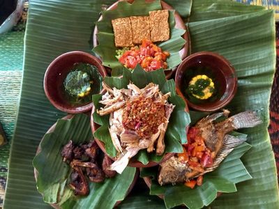 MENIKMATI NASI AYAM MERANGKAT, MENU PERNIKAHAN SASAK DI TENGAH HUTAN BAMBU DESA WISATA BONJERUK