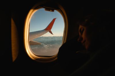 35 Caption Naik Pesawat Aesthetic Bahasa Inggris dan Artinya
