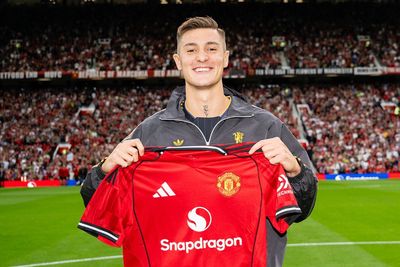 Setelah Berhasil Datangkan Benjamin Sesko, Manchester United Cari Gelandang dan Kiper Baru