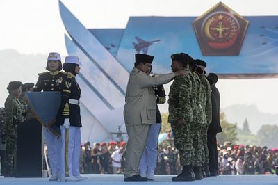 Presiden Prabowo Beri Menhan dan KaBIN Tanda Kehormatan, Naik Pangkat Jenderal Bintang 4