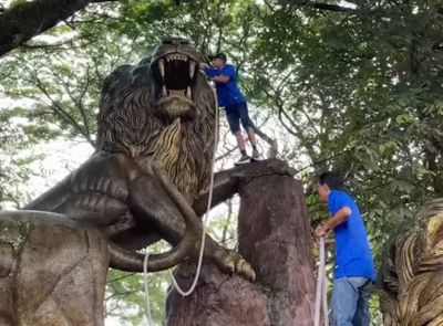 Aremania Bersihkan Patung Singa di Depan Stasiun Kota Malang Jelang HUT ke-38