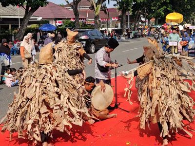 Pawai Budaya Warnai HUT ke-68 Provinsi Riau