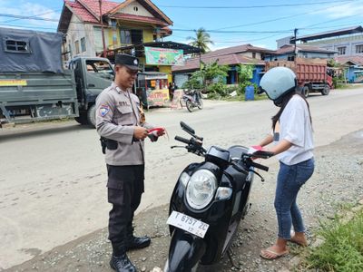 Polsek Malinau Kota Polres Malinau Bagikan Bendera Merah Putih, Gaungkan Semangat Nasionalisme Jelang HUT RI ke-80