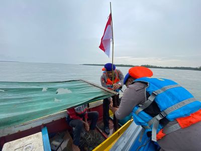 Satpolairud Polres Tarakan Pasang Bendera Merah Putih di Kapal Nelayan