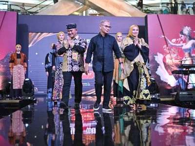 Wali Kota dan Istri Memamerkan Wastra Tarakan Pada Ajang Parade Wastra Nusantara 2025
