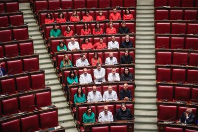 Anggota Parlemen Italia Bentuk Formasi Bendera Palestina Lewat Warna Pakaian