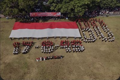 Gotong Royong Pelajar Temanggung dalam Kirab Bendera Raksasa HUT ke-80 RI