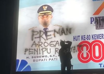 Warga Coret Foto Bupati Pati dengan Tulisan Preman Arogan Penipu Rakyat