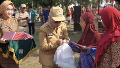 Pemkab Kendal Tebar Semangat Nasionalisme Lewat Pembagian Bendera dan Sembako