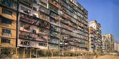 Kowloon Walled City: Neraka Vertikal yang Pernah Jadi Kota Terpadat di Dunia