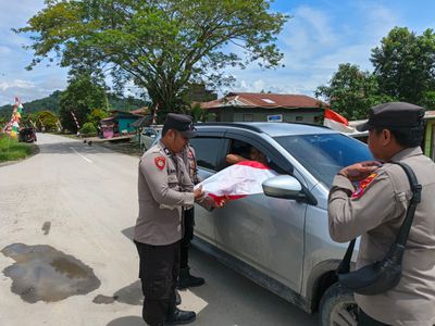 Tanpa henti Polres Malinau Kegiatan Membagikan Bendera secara gratis Kepada Masyarakat kali ini di wilayah Kec. Malinau Selatan