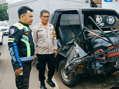 Adu Banteng 2 Mobil Akibat Gagal Nyalip di Tangsel, Sopir Terjepit!