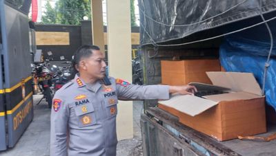 Polresta Banyuwangi Bongkar Penyelundupan 3.150 Botol Arak dari Bali, Truk dan Sopir Diamankan
