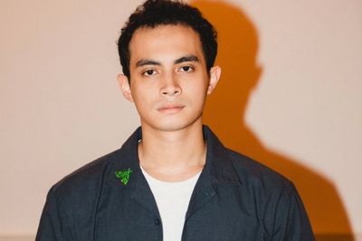 12 Series dan Film Terbaru yang Dibintangi Omara Esteghlal