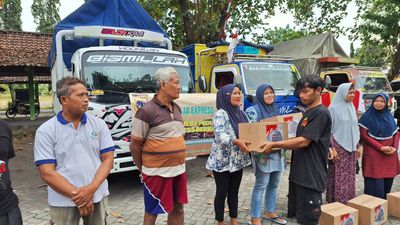 Sambut HUT RI Ke-80 : Para Sopir Truk Bersama Polda DIY Berikan Bantuan Sembako Hingga Kibarkan Bendera Merah Putih