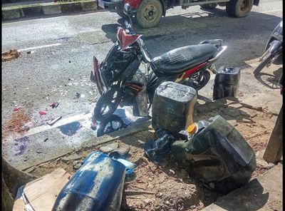 Motor Ojek Solar Rusak Parah Usai Menabrak Mobil Parkir