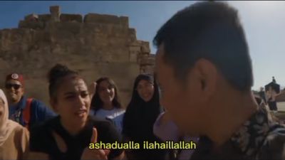 Kocak! Momen Lucu Pria Muslim Indonesia di Tunisia Diajari Al-Fatihah dan Kalimat Syahadat