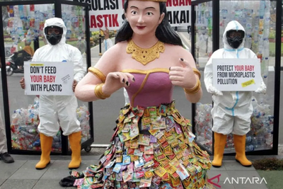 Aksi Pegiat Lingkungan Soal Sampah Plastik