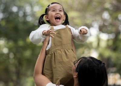 7 Puisi Singkat Tentang Anak Pertama yang Bikin Hati Hangat