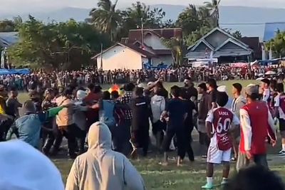 Turnamen Sepakbola Perayaan HUT ke-80 RI di Pinrang Ricuh, Suporter Masuk Lapangan Protes Keputusan Wasit