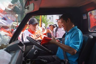 Bentuk Dukungan dan Meriahkan Hut RI ke 80: Pemko Padang Bagikan Bendera Merah putih Kepada Warga Kota Padang